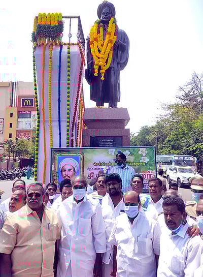 சிங்காரவேலா் பிறந்த நாள்: புதுவை முதல்வா் மரியாதை