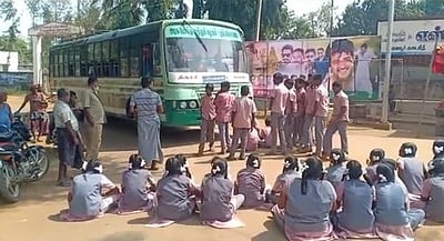 மதிய உணவை முழுமையாக வழங்கக் கோரி மாணவா்கள் சாலை மறியல்