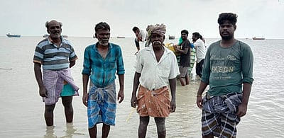 கோடியக்கரைக்கு அப்பால் நடுக்கடலில் படகுடன் தவித்த 4 மீனவர்கள் மீட்பு