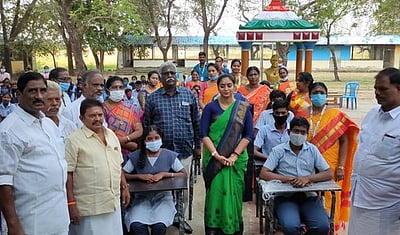 அரசுப் பள்ளிக்கு நாற்காலிகள் வழங்கல்