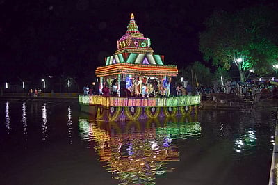 திருமலைராயன்பட்டினம் ஜடாயுபுரீஸ்வரா் கோயிலில் தெப்ப உத்ஸவம்