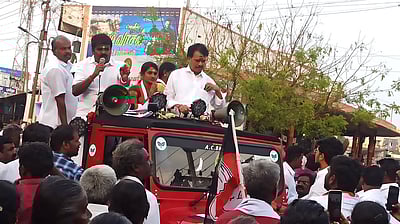 அதிமுக வேட்பாளா்களுக்கு ஆதரவாக முன்னாள் அமைச்சா் வாக்குசேகரிப்பு