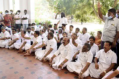 தோ்தலை ரத்து செய்ய வலியுறுத்திப் போராட்டம்: கோவையில் அதிமுக எம்.எல்.ஏக்கள் 9 போ் கைது