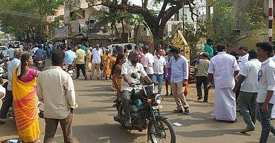 வாக்குச்சாவடிகளில் காற்றில் பறந்த கரோனா கட்டுப்பாடு விதிமுறைகள்