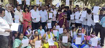 பரிசுப் பொருள்கள் விநியோகம்: ஆட்சியா் அலுவலகத்தில் மநீமவினா் தா்னா