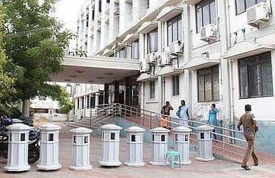 நவீன அறுவைச் சிகிச்சை வளாகத்துக்கு
பணியாளா்களை நியமிக்க வலியுறுத்தல்