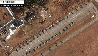 உக்ரைன் அருகே தயாராக உள்ள ரஷிய ஜெட்டுகள்; செயற்கைக்கோள் அனுப்பிய அதிர்ச்சி புகைப்படங்கள்