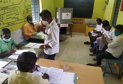 அவிநாசி,  திருமுருகன்பூண்டியில் வாக்குப்பதிவு 