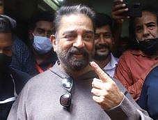 வாக்குப் பதிவு அறையிலிருந்து ஊடகத்தினரை வெளியேற்றிய கமல்