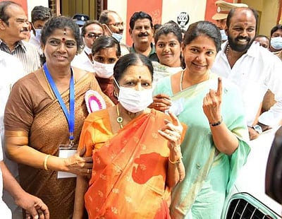 மயிலாப்பூரில் வாக்குப்பதிவு செய்தார் திமுக எம்.பி. கனிமொழி