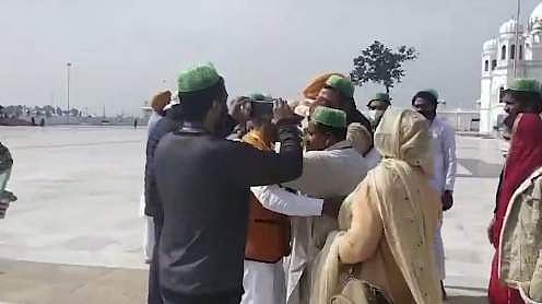 1947ல் பிரிந்த குடும்பம்: 74 ஆண்டுகளுக்குப் பின்.. கர்தார்பூரில் இணைந்த நெகிழ்ச்சியான சம்பவம் (விடியோ)