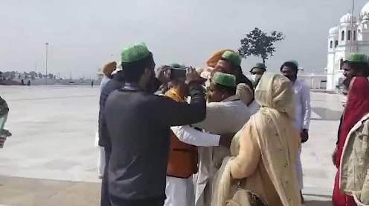 1947ல் பிரிந்த குடும்பம்: 74 ஆண்டுகளுக்குப் பின்.. கர்தார்பூரில் இணைந்த நெகிழ்ச்சியான சம்பவம் (விடியோ)