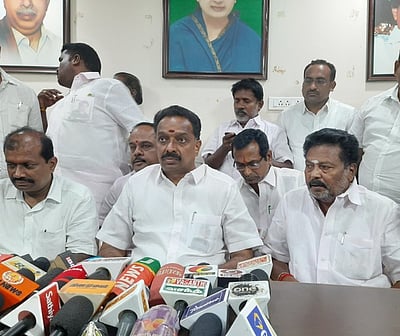 கரூா் மாவட்ட அதிமுக அலுவலகத்தில் தோ்தல் பறக்கும்படையினா் சோதனை