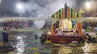 திருமுருகன்பூண்டி திருமுருகநாத சுவாமி கோயிலில் தெப்போற்சவம்