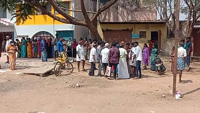 போடியில் வெயிலையும் பொருட்படுத்தாமல் வாக்களிக்கும் முதியவர்கள்