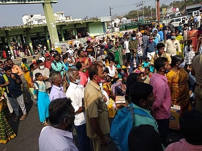 வால்பாறைக்கு பேருந்துகள் இயக்கப்படாததால் மறியலில் ஈடுபட்ட பயணிகள்