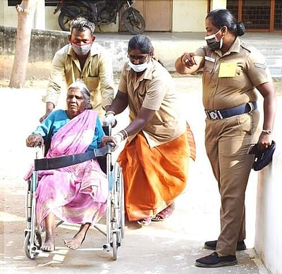 சங்ககிரி பேரூராட்சி தேர்தலில் மூன்று சக்கர மடக்கு தள்ளுவண்டியின் செயல்பாட்டால் முதியோர்கள் மகிழ்ச்சி 