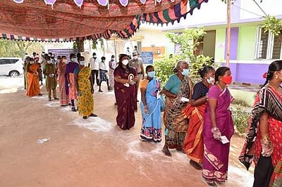 நாமக்கல் மாவட்டத்தில் வாக்குப்பதிவு: வரிசையில் காத்திருந்து வாக்களித்த ஆட்சியர்