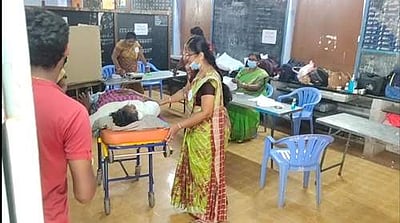 ஸ்ரீவில்லிபுத்தூர்: அரசு மருத்துவமனையில் இருந்து ஆம்புலன்ஸில் வந்து வாக்களித்த மூதாட்டி