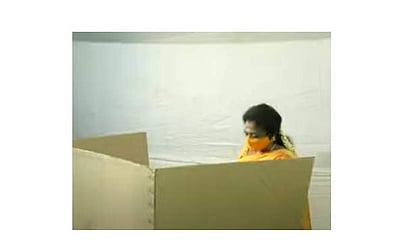 சாலிகிராமத்தில் வாக்களித்தார் தெலங்கானா ஆளுநர் தமிழிசை செளந்தரராஜன்