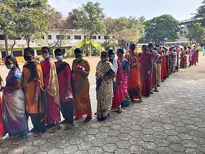 திருவள்ளூர் நகர்ப்புற உள்ளாட்சி தேர்தல்: இயந்திரக் கோளாறால் வாக்குப்பதிவு தாமதம்