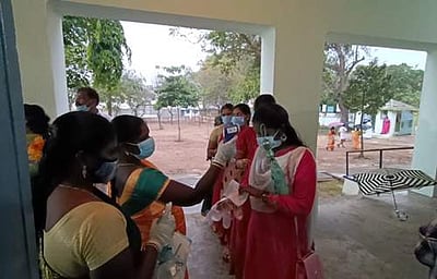 நகர்ப்புற உள்ளாட்சி தேர்தல்:  திருவாரூரில் மழையையும் பொருட்படுத்தாமல் ஆர்வமுடன் வாக்களிக்கும் வாக்காளர்கள்