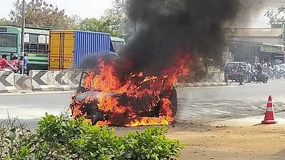 திருப்பூா் அருகே சாலையில் தீ பற்றி எரிந்த காா்