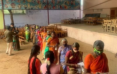 தூத்துக்குடியில் நீண்ட வரிசையில் நின்று பெண்கள் வாக்குப்பதிவு