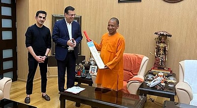 யோகி ஆதித்யநாத்துக்கு பேட்டைப் பரிசளித்த லக்னெள ஐபிஎல் அணி