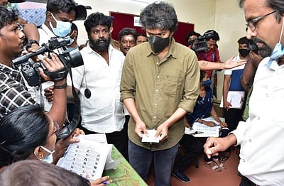 நகர்ப்புற உள்ளாட்சித் தேர்தல்: வாக்களித்தார் நடிகர் விஜய் 