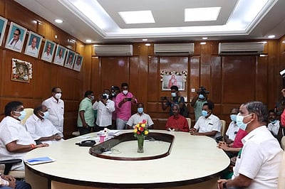 புதுவை மின்துறை ஊழியர்கள் வேலைநிறுத்தப் போராட்டம்: முதல்வர் தலைமையில் பேச்சுவார்த்தை