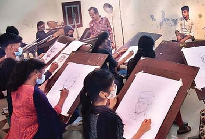 தமிழகத்தில் பள்ளிகள், கல்லூரிகள் திறப்பு: 90% மாணவா்கள் வருகை