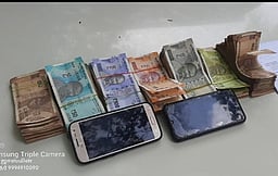 தோ்தல் பறக்கும் படை சோதனை:
அரக்கோணத்தில் இரு இடங்களில் ரூ. 2,67 லட்சம் பறிமுதல்