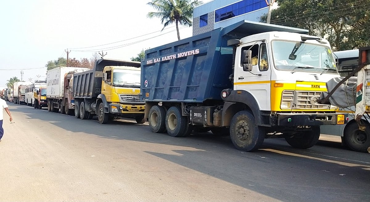 ஸ்ரீபெரும்புதூரில் போக்குவரத்து போலீஸாா் பற்றாக்குறை: நெரிசலில் சிக்கித் தவிக்கும் வாகன ஓட்டுநா்கள்