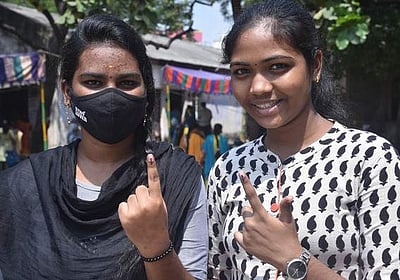 அடிப்படை பிரச்னைக்குத் தீா்வு: ஆா்வமுடன் வாக்களித்த முதல்முறை வாக்காளா்கள்