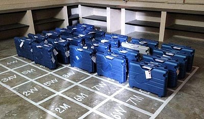 சீர்காழி நகராட்சி வாக்குப்பெட்டிகள் பூட்டி சீல் வைப்பு