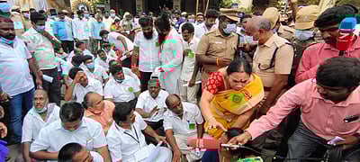 கோவை வாக்கு எண்ணும் மையத்தில் அதிமுக, பாஜக தர்னா