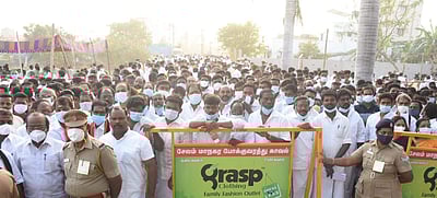 சேலம்: வாக்கு எண்ணிக்கை மையங்களில் குவிந்த அரசியல் கட்சியினர்