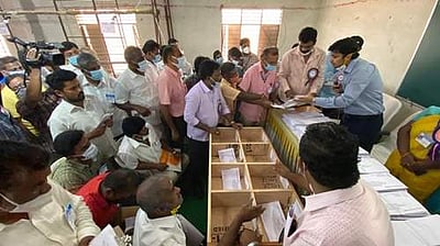 திருப்பூரில் தபால் வாக்குகளை பிரிக்கும் பணி 