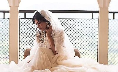 பயணிகளிடம் இப்படியா நடந்துக்குவிங்க? : விமானப் பணியாளர்கள் மீது பிரபல நடிகை குற்றச்சாட்டு