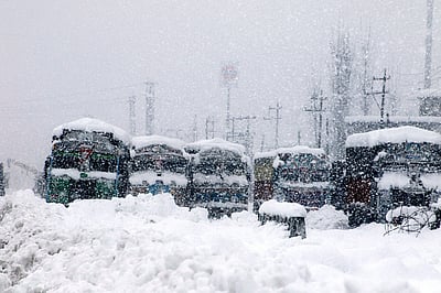 ஸ்ரீநகரில் கடும் பனிப்பொழிவு: ஜம்மு-ஸ்ரீநகர் தேசிய நெடுஞ்சாலை மூடல்