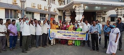 நாகையில் அரசு ஊழியா் சங்கத்தினா் ஆா்ப்பாட்டம்