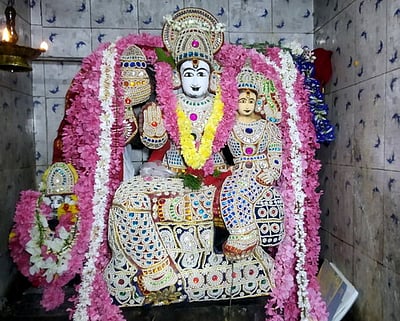 நித்தீஸ்வரசுவாமி கோயிலில் முத்தங்கி அலங்காரத்தில் பைரவா்