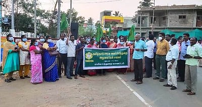 பணி நெருக்கடியைக் கண்டித்து ஆா்ப்பாட்டம்