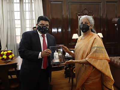 மத்திய அமைச்சர் நிர்மலா சீதாராமனுடன் தமிழக நிதியமைச்சர் பழனிவேல் தியாகராஜன் சந்திப்பு