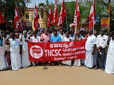 நெல் கொள்முதல் நிலைய தொழிலாளா்கள் ஆா்ப்பாட்டம்