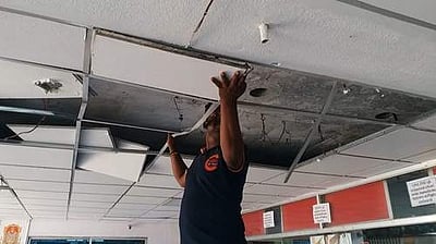 வலிமை  முதல் காட்சி தாமதம்: திரையரங்க கூரை உடைப்பு