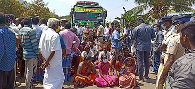 பள்ளி சாலையைக் கடக்க முயன்ற அக்கா,தம்பி இருவா் படுகாயம்: பொதுமக்கள் சாலை மறியல்