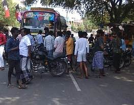 சாலை ஆக்கிரமிப்பை அகற்றக் கோரி மறியல்