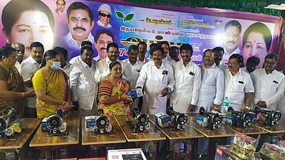 ஜெயலலிதா பிறந்த நாள்: புதுச்சேரியில் அதிமுகவினா் நலத் திட்ட உதவிகள் அளிப்பு